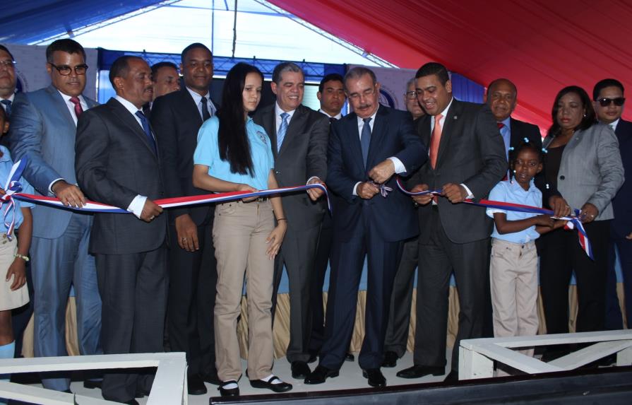 Danilo inaugura en San Cristóbal otros cinco centros educativos 