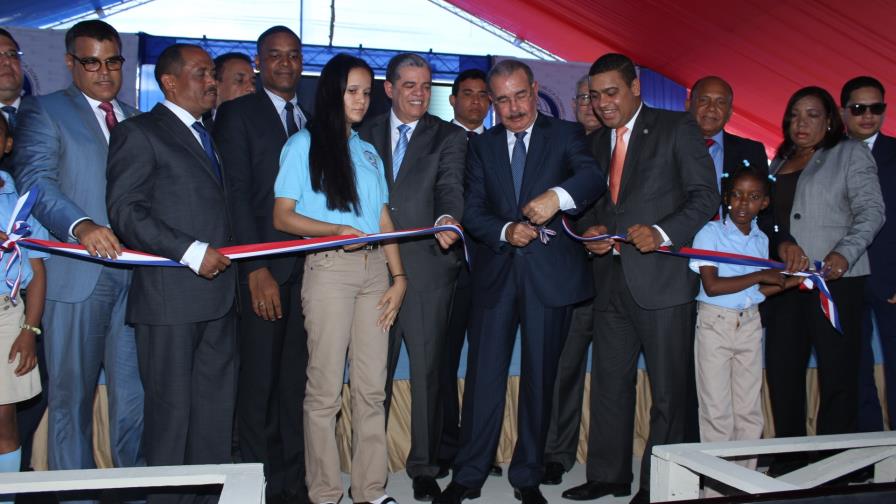 Danilo inaugura en San Cristóbal otros cinco centros educativos 