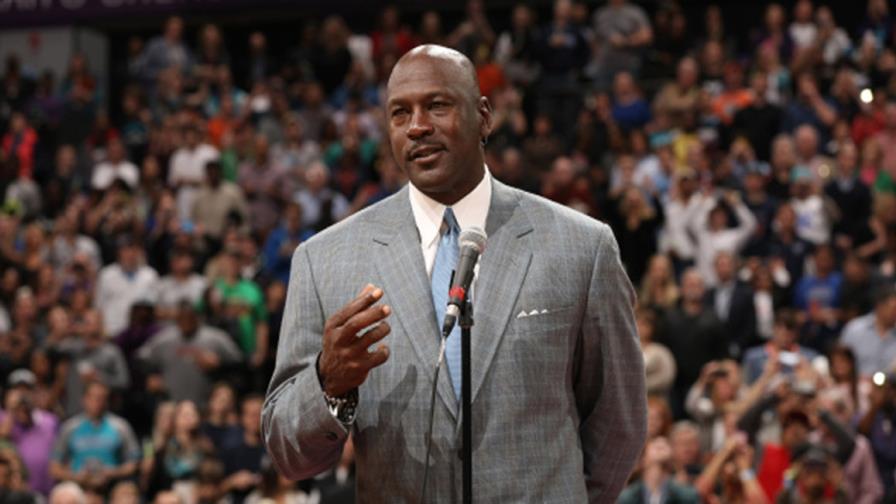 Las leyendas Jordan y Olajuwon se lucieron contra estrellas activas de la NBA