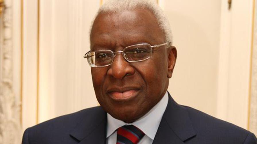 Líder de la Federación Internacional de Atletismo niega acusaciones de dopaje