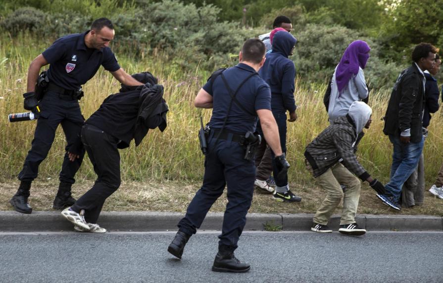 La CE ayudará a Francia con la inmigración en Calais si París lo solicita