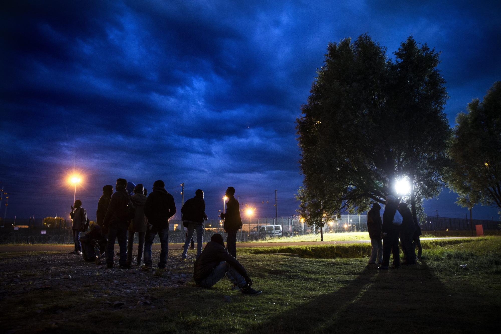 Migrantes después que la policía francesa los expulsara a las afueras de Calais (Francia).