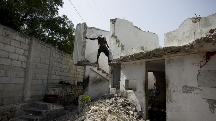 Tras el terremoto, haitianos convierten ruinas en hogares