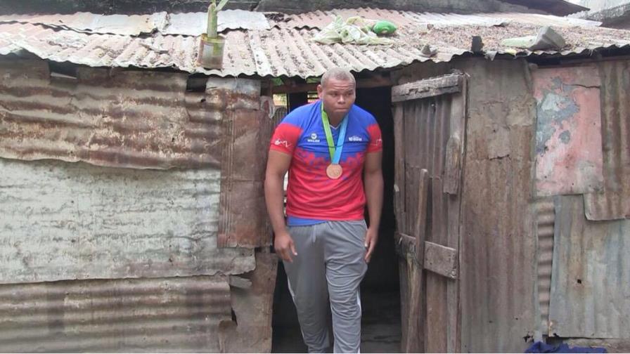 Encarnación, luchador de bronce, pide una casa Encarnación, luchador de bronce, pide una casa