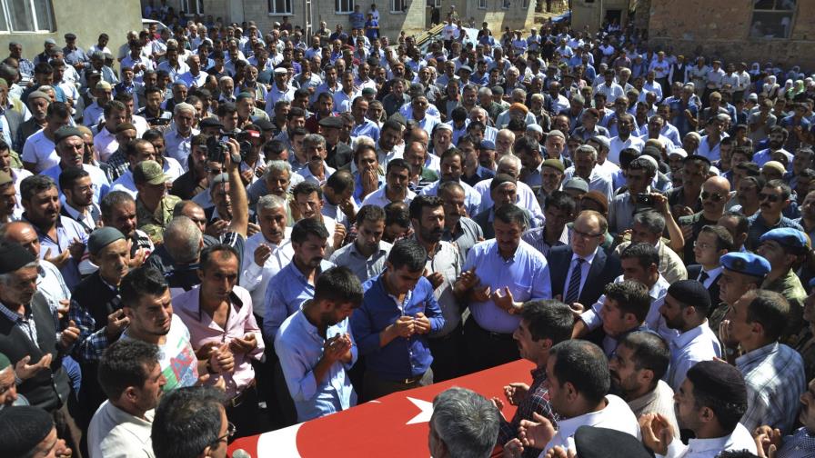 Aviones de combate turcos atacan blancos curdos en Turquía Aviones de combate turcos atacan blancos curdos en Turquía