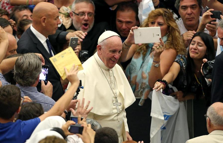 Papa dice que divorciados que inician nueva convivencia “no son excomulgados”
