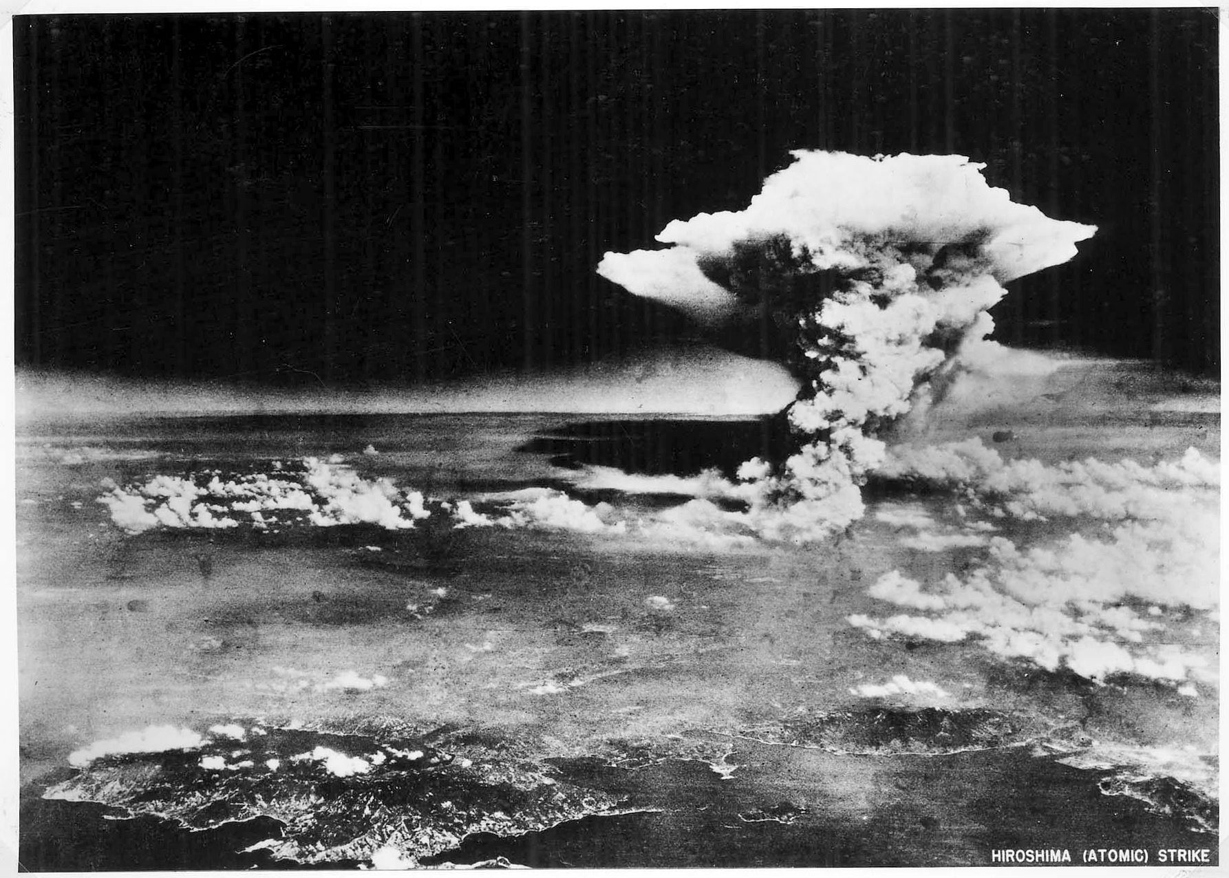 Foto facilitada por el Museo Conmemorativo de la Paz de Hiroshima que muestra la explosión de la bomba atómica sobre Hiroshima, fotografiada por el Ejército estadounidense el 6 de agosto de 1945. Japón recuerda este año el 70 aniversario de la tragedia en la que fallecieron miles de personas en cuestión de segundos.