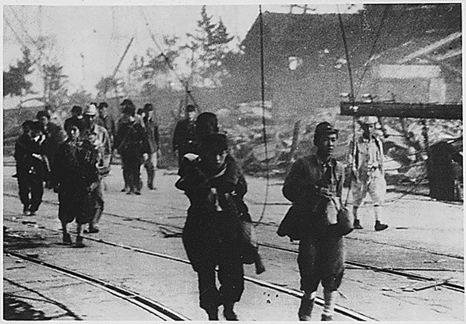Fotografía de archivo facilitada por la Administración de Archivos Nacionales de Estados Unidos (NARA, en inglés) que muestra a supervivientes caminando por las calles de Nagasaki en Japón tras la segunda bomba atómica en agosto de 1945. Japón recuerda este año el 70 aniversario de la tragedia en la que fallecieron miles de personas en cuestión de segundos. A finales de 1945, año en que cayó la bomba, un total de 140.000 personas habían muerto a causa de los efectos de la radiación