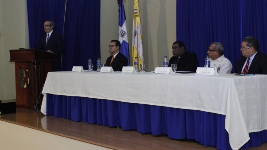 Luis Abinader dice que la gestión del PLD refleja el colapso de la democracia