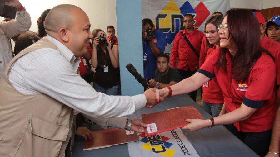 Primera dama venezolana formaliza candidatura a las elecciones parlamentarias