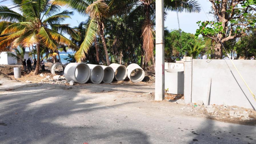 Ayuntamiento ordena parar construcción de pared junto a playa en Cofresí