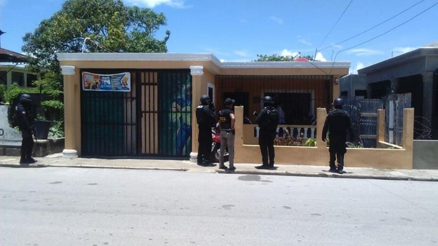 DNCD decomisa 40 paquetes de supuesta cocaína en casa Sabana de la Mar DNCD decomisa 40 paquetes de supuesta cocaína en casa Sabana de la Mar