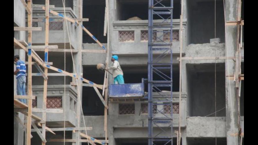 Disponen aumento salarial de 15.5 % a trabajadores de la construcción