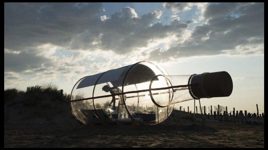 Un artista extremo prepara un viaje fluvial encerrado en una botella gigante 
