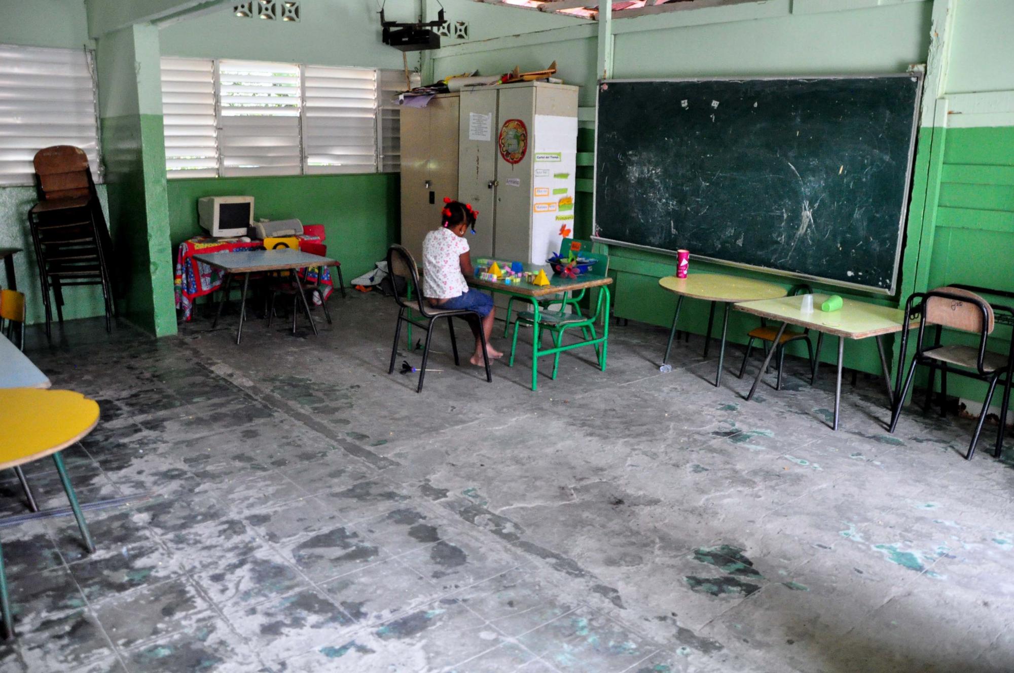 Docentes y comunitarios reclaman el inicio de la reconstrucción de la Escuela Sixto Cruz Henríquez asignada al ingeniero José Capellán desde el año 2013.