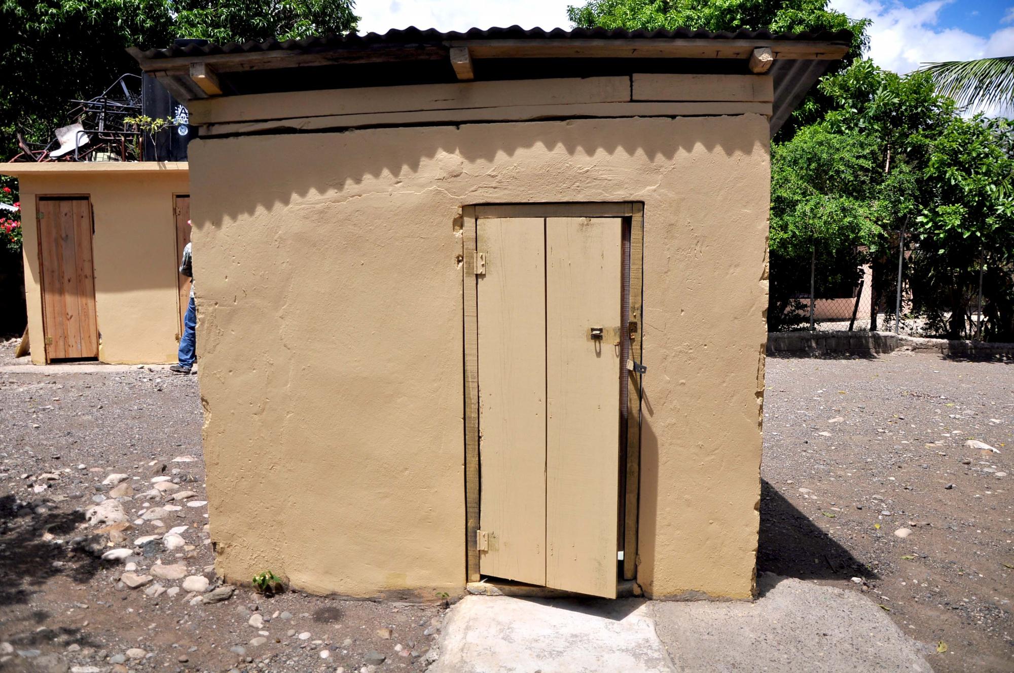 Docentes y comunitarios reclaman el inicio de la reconstrucción de la Escuela Sixto Cruz Henríquez asignada al ingeniero José Capellán desde el año 2013.