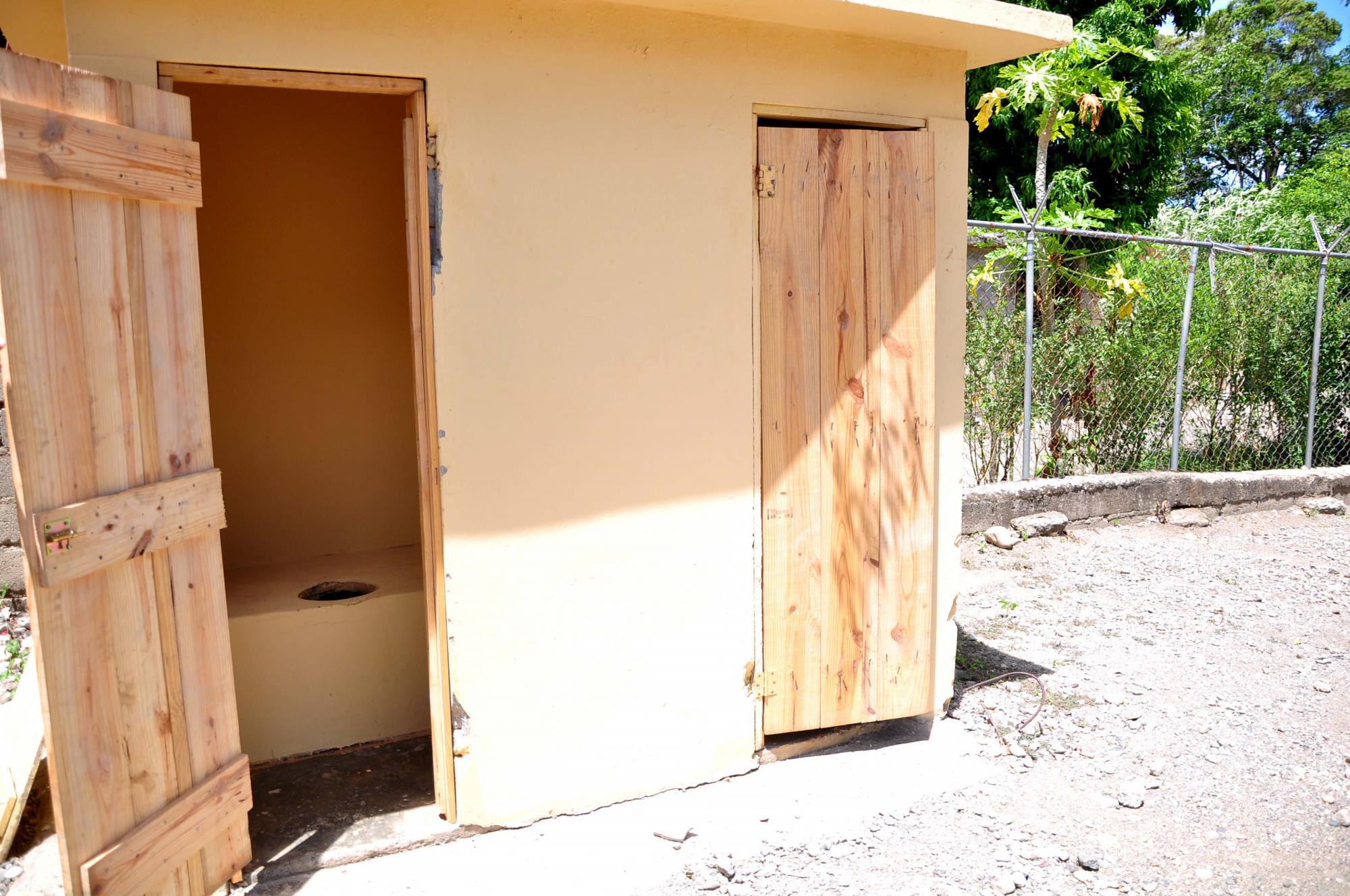 Docentes y comunitarios reclaman el inicio de la reconstrucción de la Escuela Sixto Cruz Henríquez asignada al ingeniero José Capellán desde el año 2013.