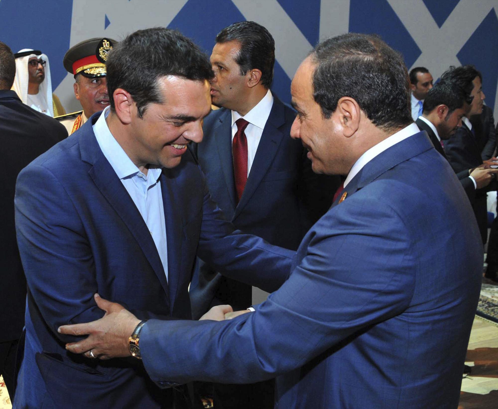 Fotografía facilitada por la presidencia egipcia que muestra a su titular Abdelfatah al Sisi (d) saludando al primer ministro griego Alexis Tsipras (i).