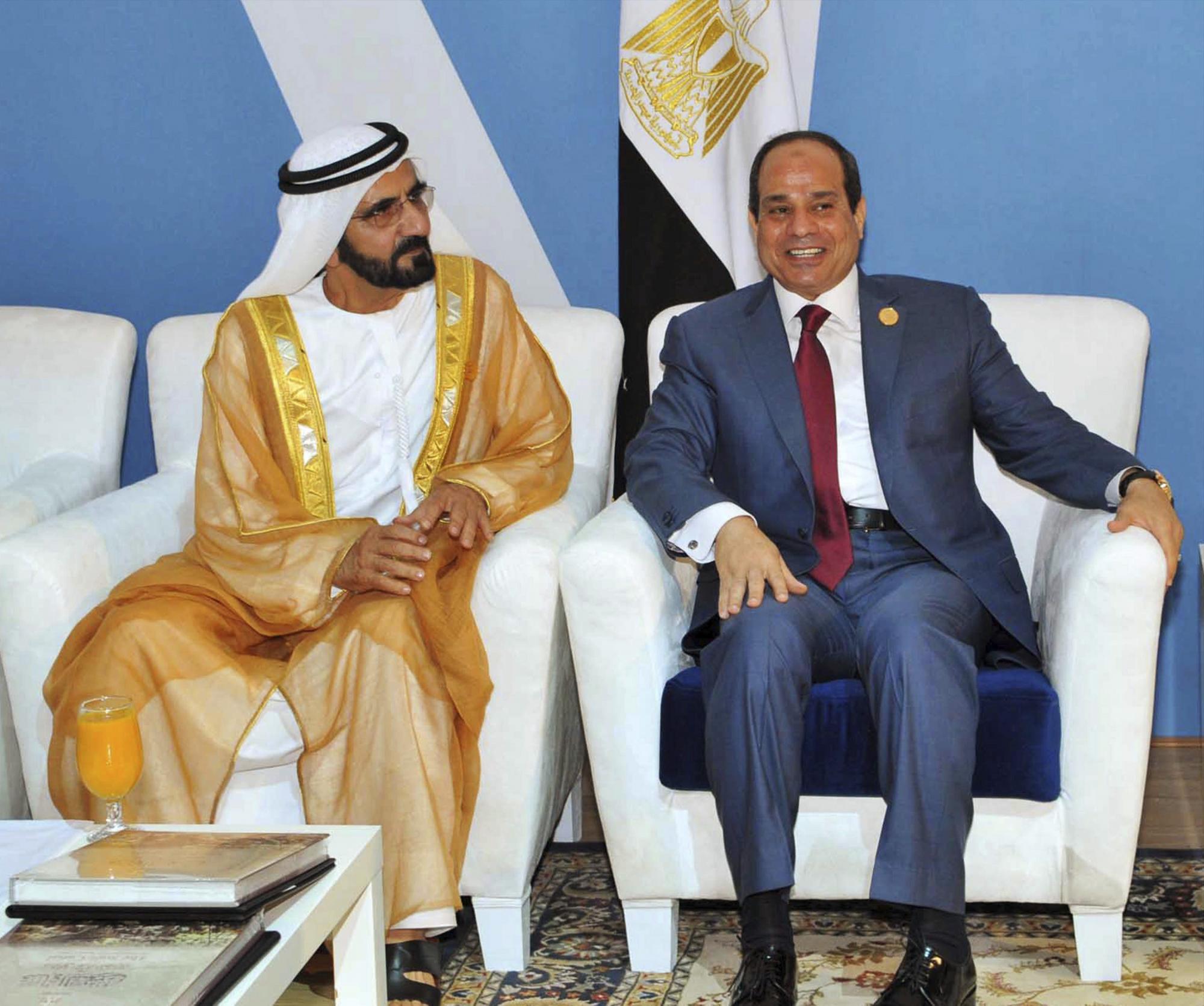 Fotografía facilitada por la presidencia egipcia que muestra a su titular Abdelfatah al Sisi (d) junto con al vicegobernador de Dubái, Maktoum bin Rashid al Maktum (i).