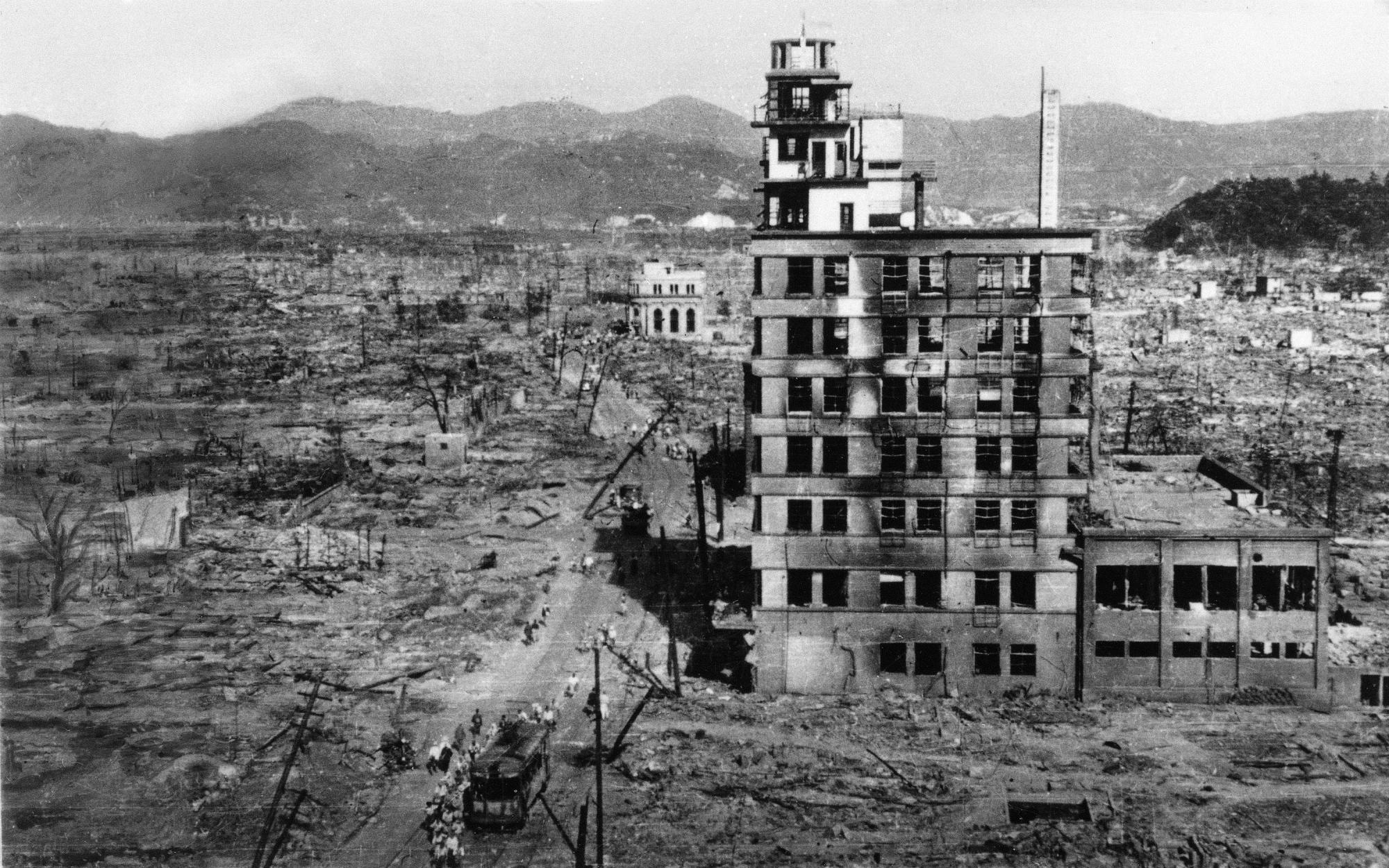 En esta imagen, tomada el 8 de agosto de 1945, el esqueleto de un edificio permanece en pie entre montañas de escombros en esta vista de la ciudad nipona de Hiroshima.