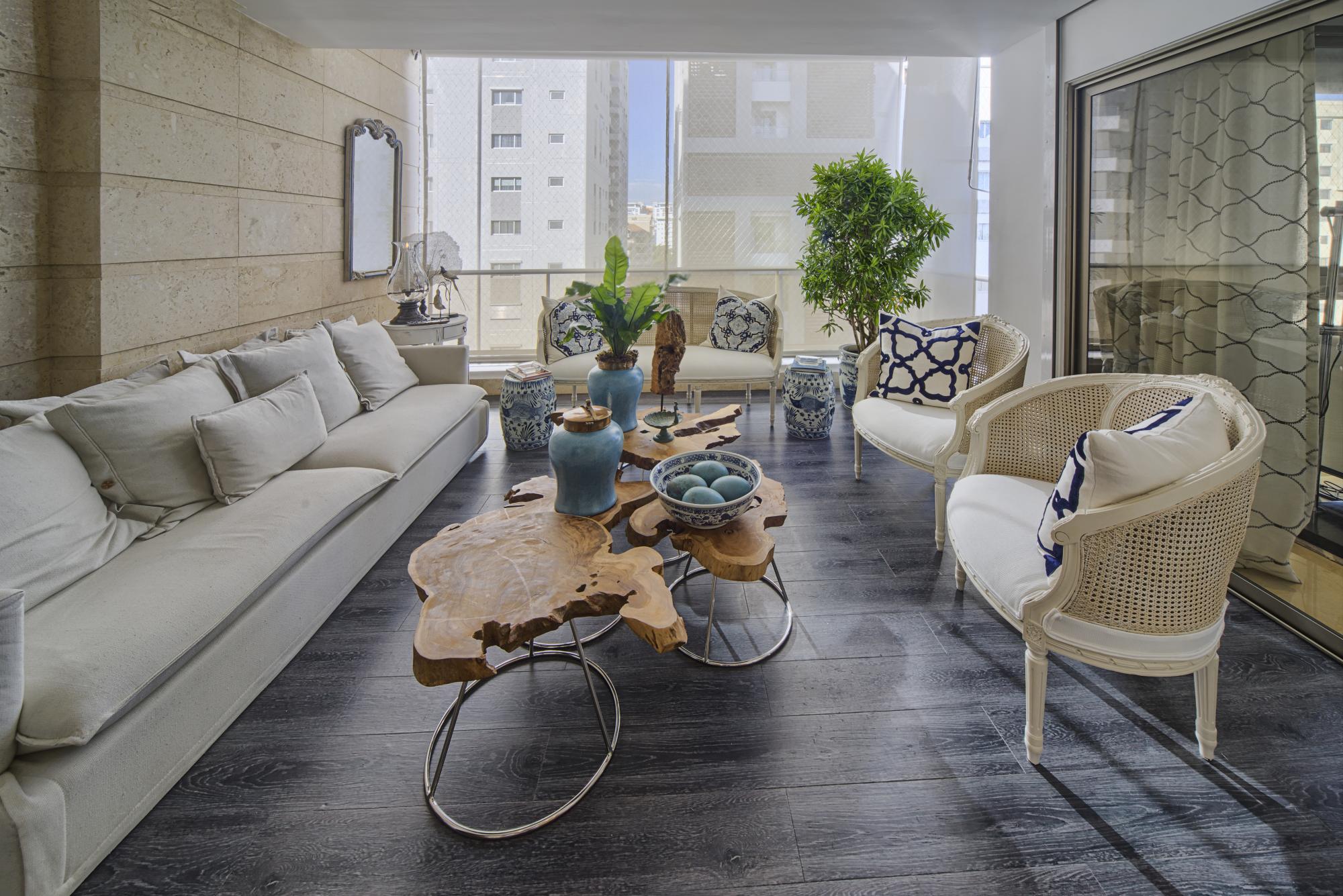 En el balcón se produjo el rescate y restauración de un juego antiguo de muebles en pajilla, con un estilo provenzal francés, que fue fusionado con otros ornamentos.