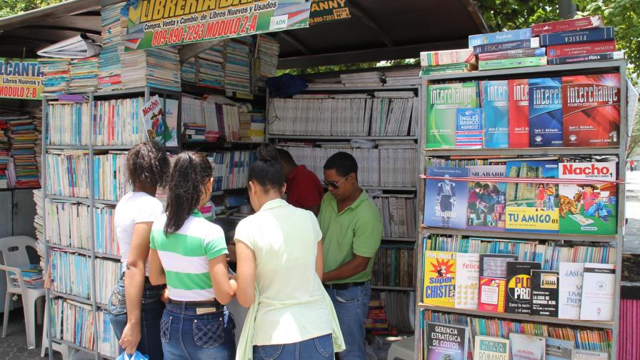 La avenida Duarte alberga 72 vendedores callejeros de libros
