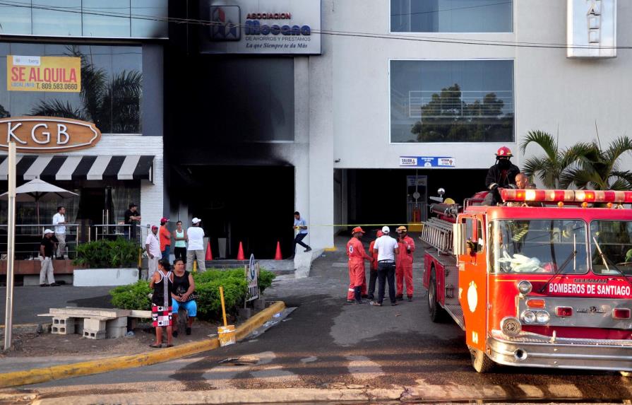 Incendio afecta plaza comercial Bella Terra Mall de Santiago