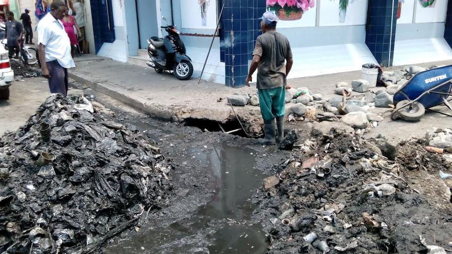 Brigadas del cabildo limpian sistema de drenaje en el “Pequeño Haití” 
Brigada del cabildo del Distrito limpian sistema drenaje en el “Pequeño Haití” 