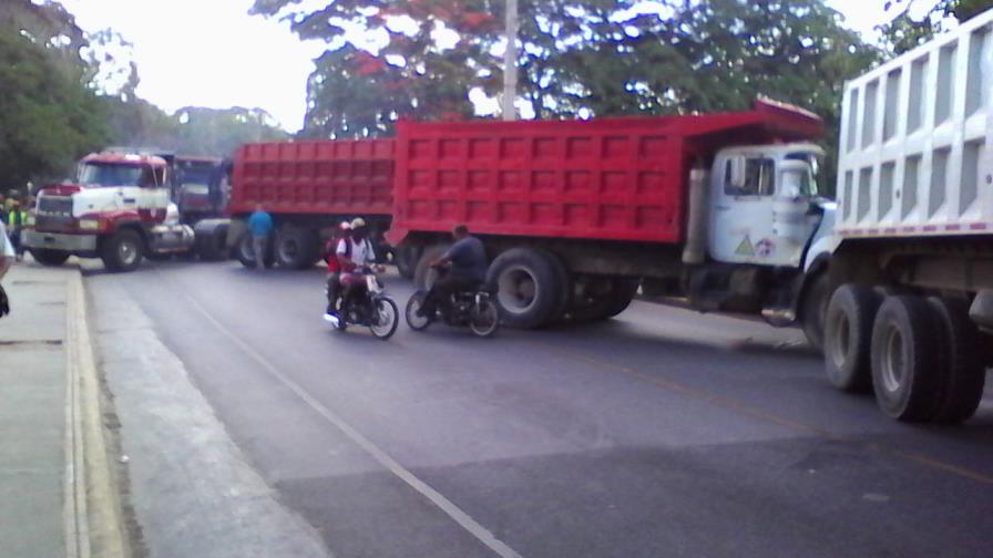 Sindicato bloquea entrada a Higüey con más de 200 camiones por conflicto interno
