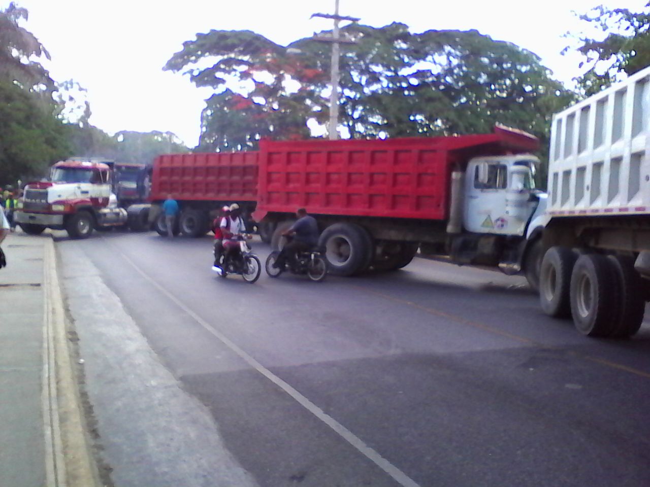Miembros del Sindicato de Choferes y Propietarios de Camiones y Volquetas de la Provincia La Altagracia (Sichoprovoca), bloquearon la entrada de Higüey debido a un conflicto interno de la organización. 