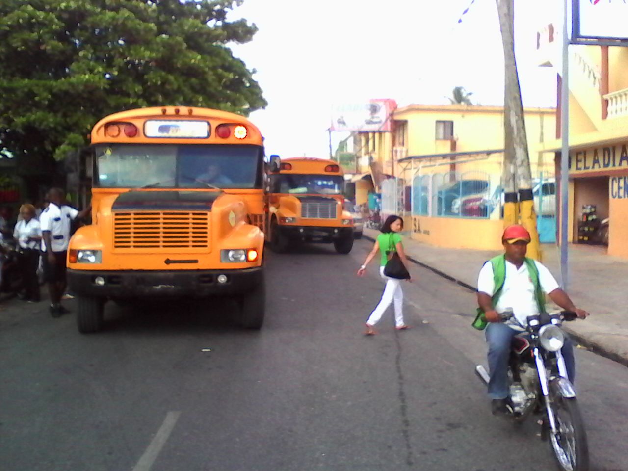 Miembros del Sindicato de Choferes y Propietarios de Camiones y Volquetas de la Provincia La Altagracia (Sichoprovoca), bloquearon la entrada de Higüey debido a un conflicto interno de la organización. 