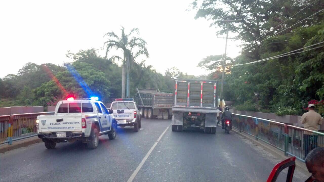 Miembros del Sindicato de Choferes y Propietarios de Camiones y Volquetas de la Provincia La Altagracia (Sichoprovoca), bloquearon la entrada de Higüey debido a un conflicto interno de la organización. 
