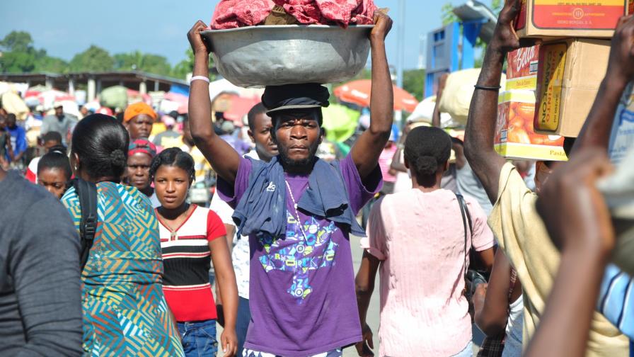 Comerciantes dicen dejan de vender RD$100 millones desde el paro de transportistas en la frontera Comerciantes dicen dejan de vender RD$100 millones desde el paro de transportistas en la frontera