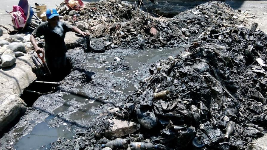 Brigadas limpian el drenaje pluvial por el   mercado de la Mella