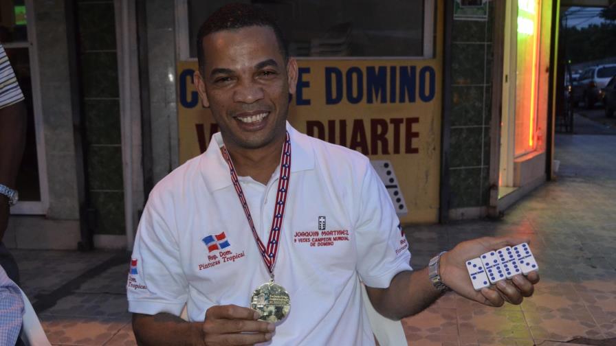 Martínez, un campeón con un baño de pueblo