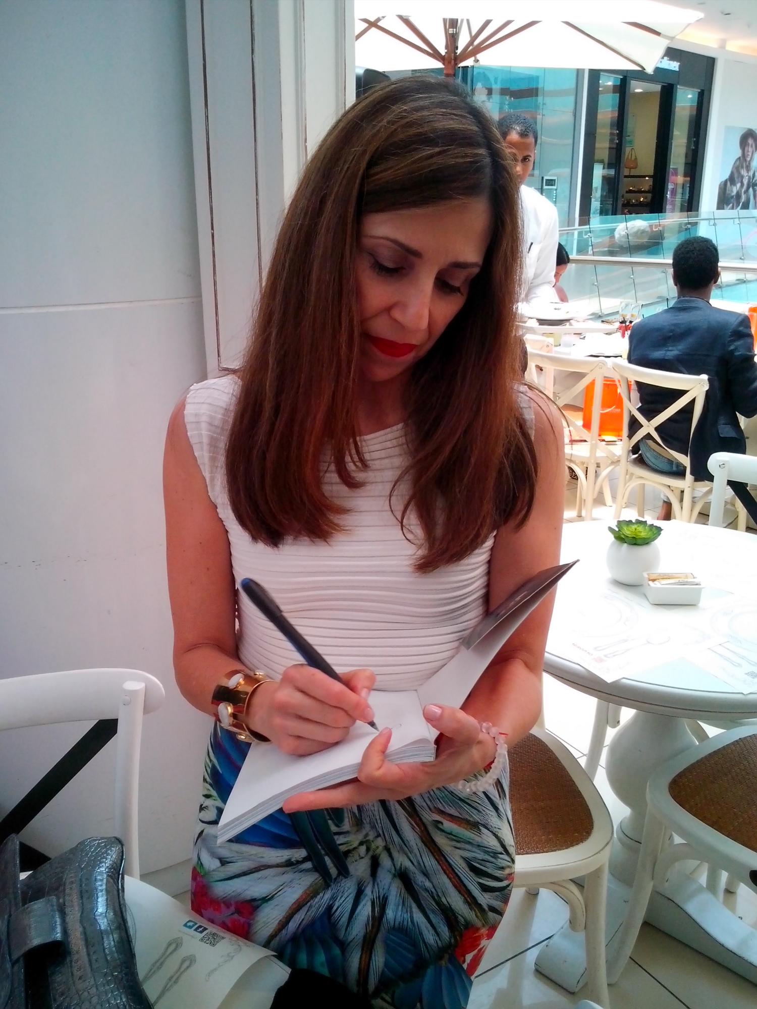 Lucy nos dedica un ejemplar del libro “El poder de la ropa”