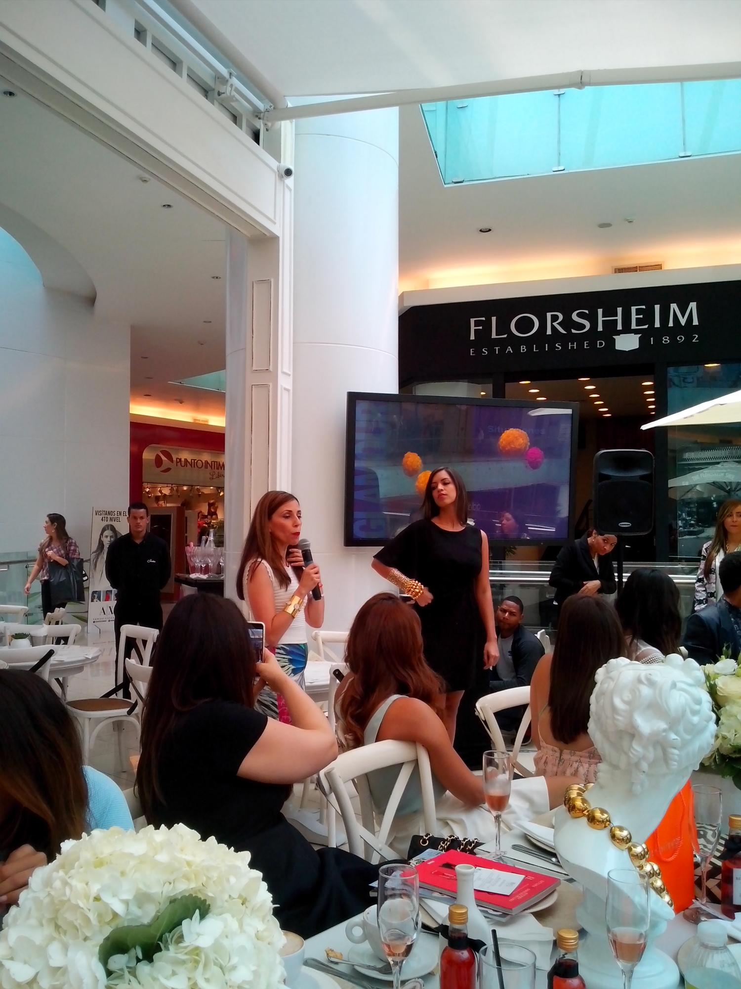 Lucy ofrece consejos prácticos de moda a los presentes.