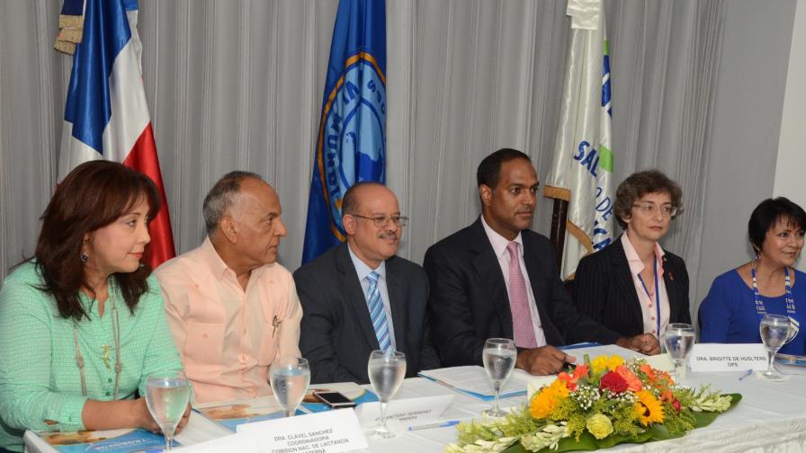 Consultora OPS dice solo 7 % de dominicanas amamanta a sus hijos 