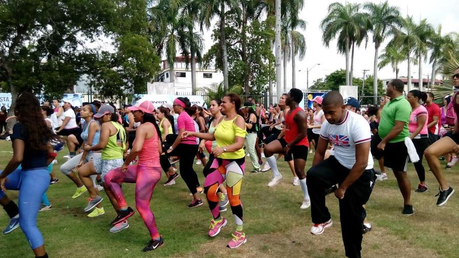 Hacen acto para dar útiles a estudiantes