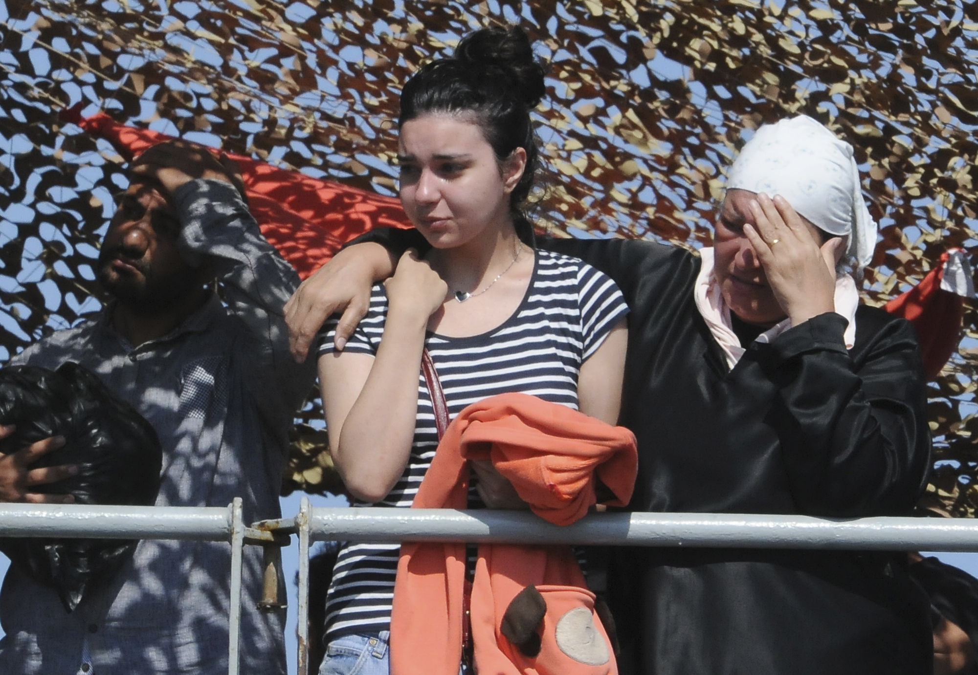 Una mujer abraza a un joven en el proceso de desembarco en el fuerte de Palermo.