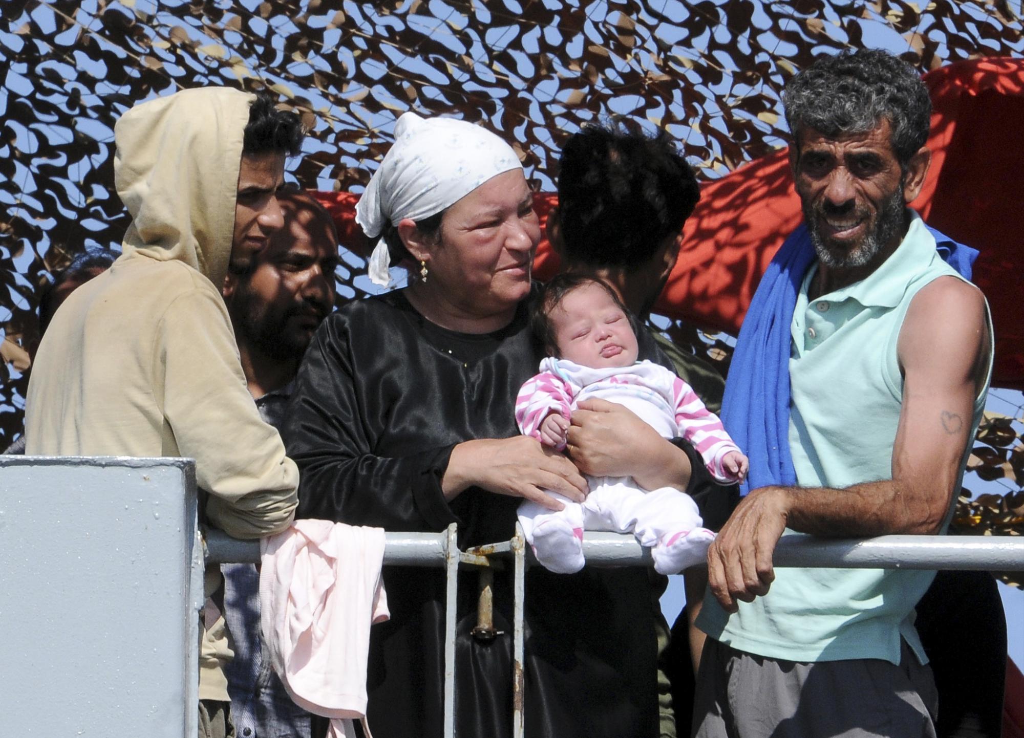 Migrantes esperan a desembarcar del buque de la armada irlandesa Le Niamh, en el fuerte de Palermo. 