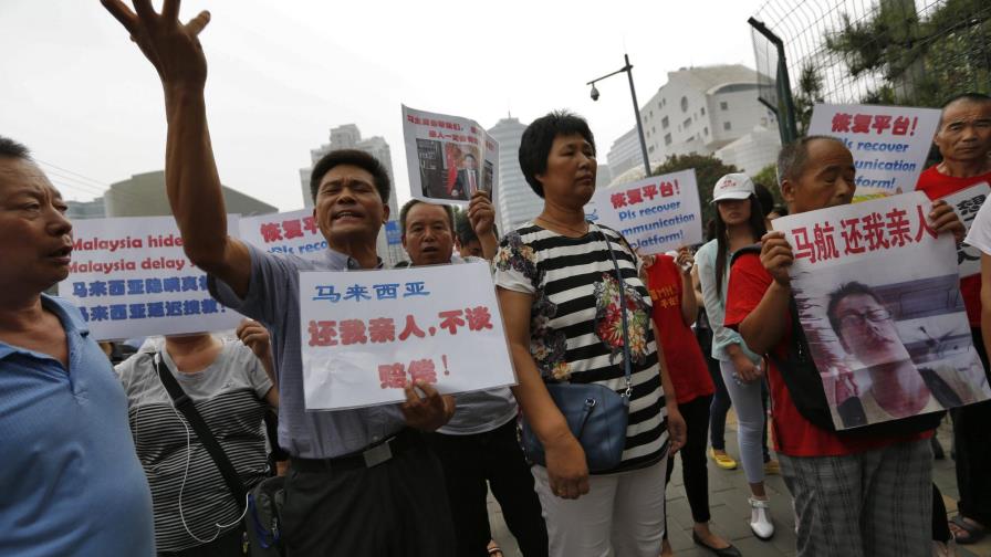Francia despliega más medios para hallar restos del vuelo malasio