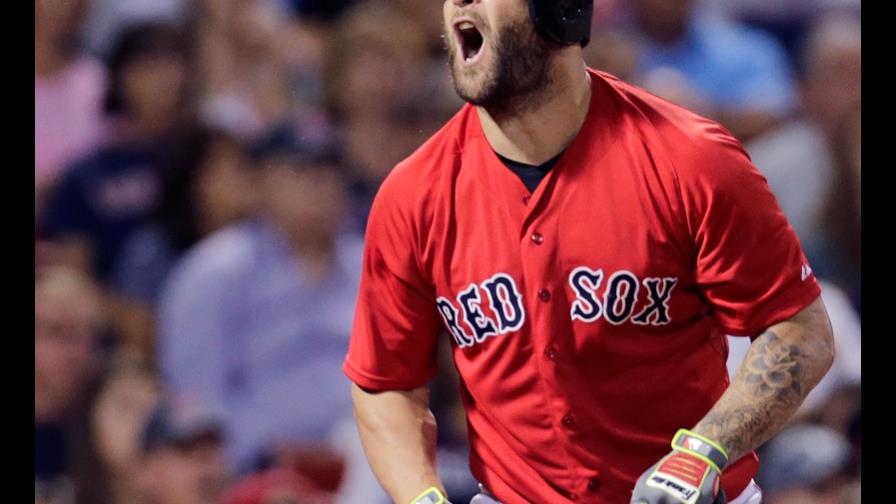 Mike Napoli vuelve a los Rangers tras canje con Medias Rojas de Boston