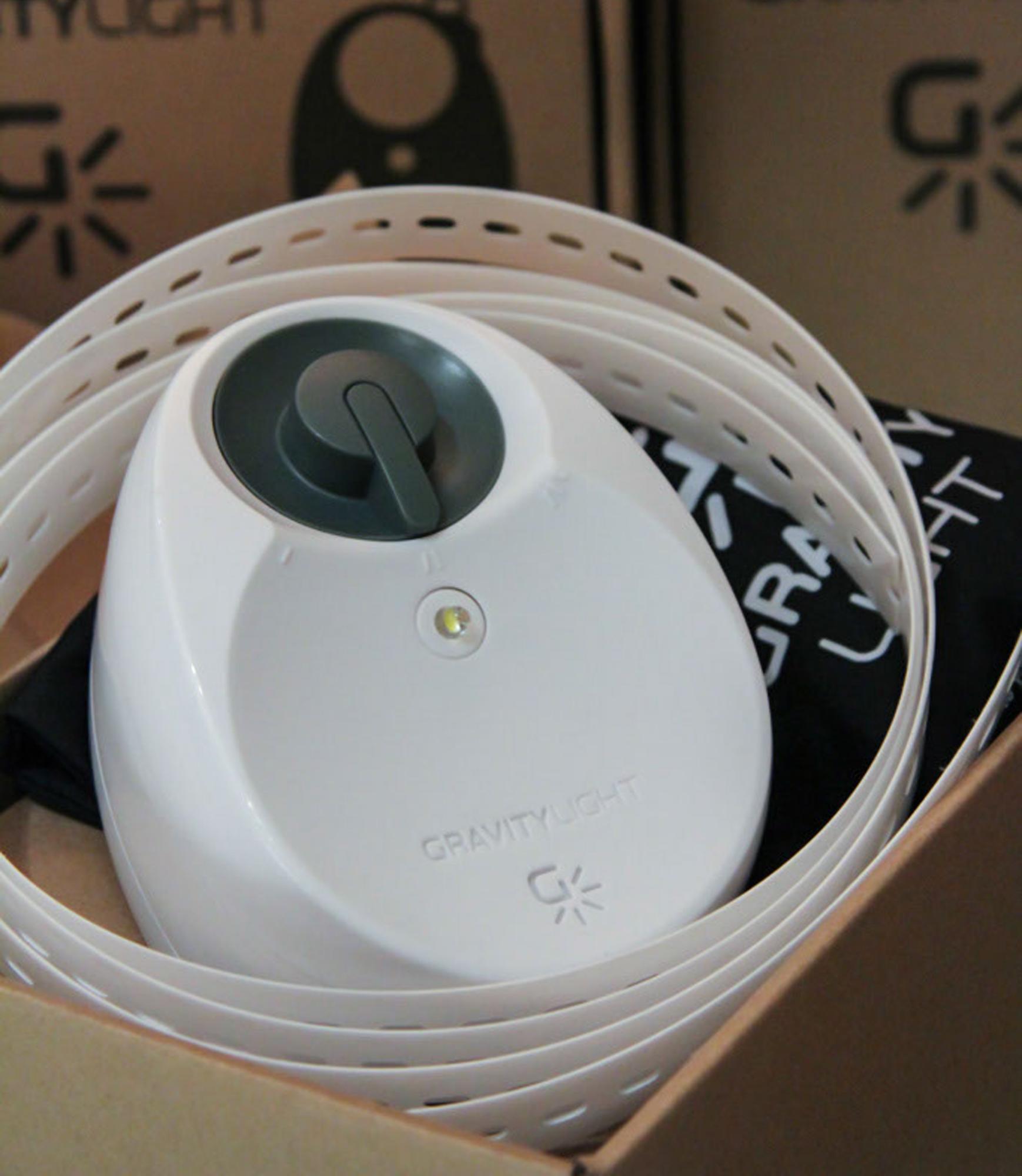 El mecanismo de arranque de la lámpara es muy sencillo y un niño, como en la imagen, es capaz de ponerle en funcionamiento subiendo el contrapeso.