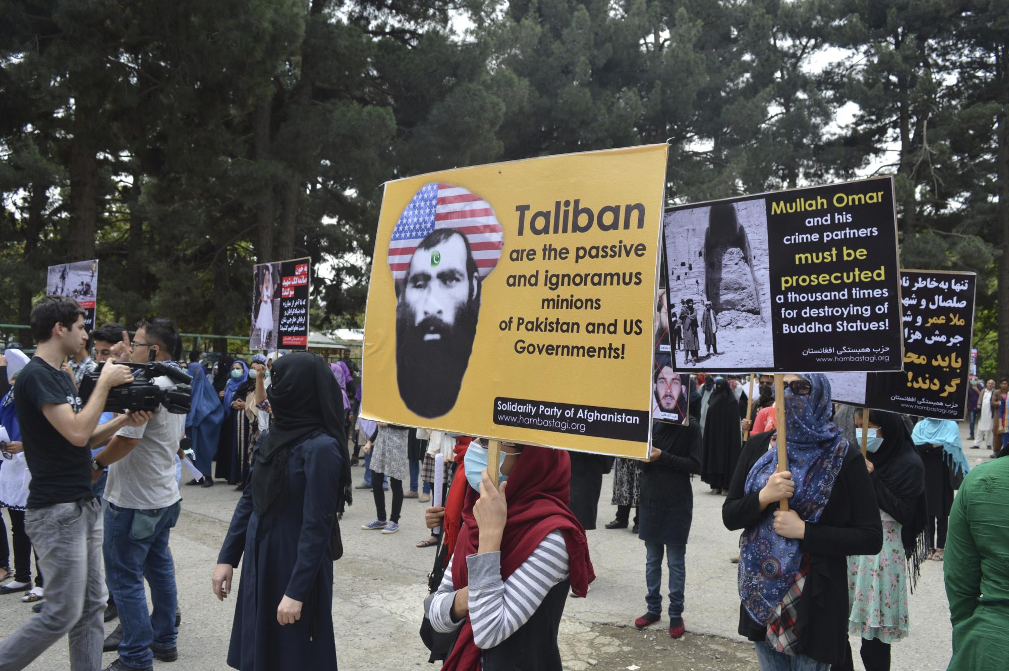Más de medio millar de personas, en su mayoría mujeres, se manifestaron hoy en Kabul contra la violencia de los talibanes y su fundador, el mulá Omar, y mostraron su rechazo a las negociaciones de paz entre el grupo insurgente y el Gobierno afgano. 