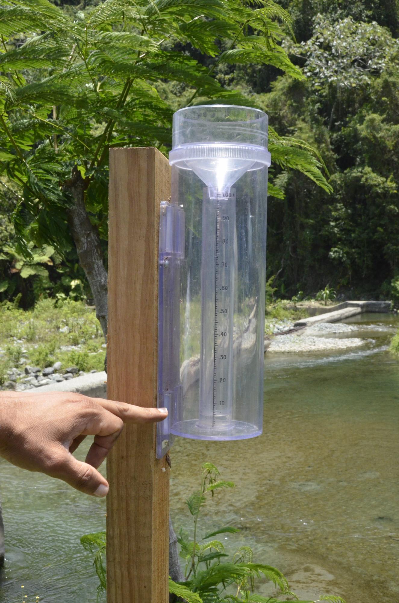 Pluviómetro en la toma de agua del acueducto Duey, en el municipio de Villa Altagracia.