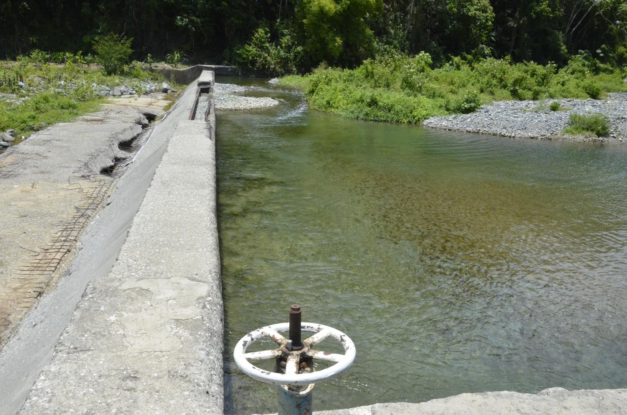 Toma de agua en el acueducto Duey, en el municipio de Villa Altagracia.