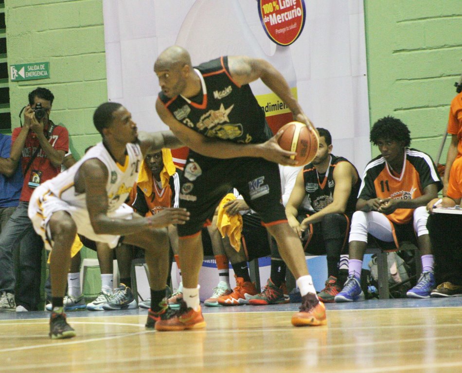 Reyshawn Terry del José Horacio frente a la defensa de Tayron Thomas del Don Bosco