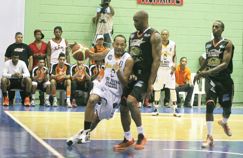 Julio Vidal intenta una penetración frente a Reyshawn Terry