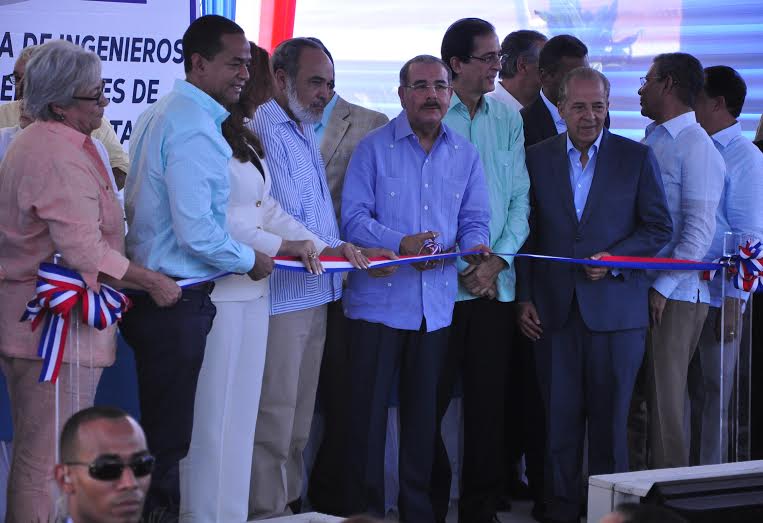 El presidente Medina corta la cinta simbólica de las inauguraciones de obras que realizó este domingo 